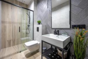 Koupelna v ubytování Domki i apartamenty Skandynawia z basenem