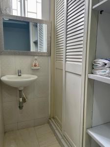 a bathroom with a sink and a mirror at Vivir La Costa - Casa de Fina in Ríohacha