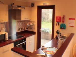 Een keuken of kitchenette bij The Wooden Lodge