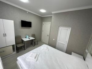Rúm í herbergi á Hotel Elit