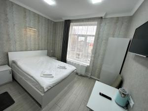 Rúm í herbergi á Hotel Elit
