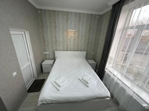 Rúm í herbergi á Hotel Elit
