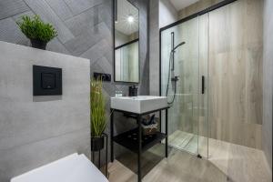 Koupelna v ubytování Domki i apartamenty Skandynawia z basenem