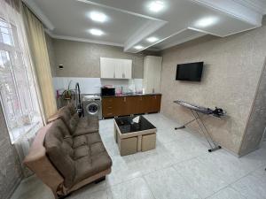 un soggiorno con divano e TV di Hotel Elit a Ninotsminda