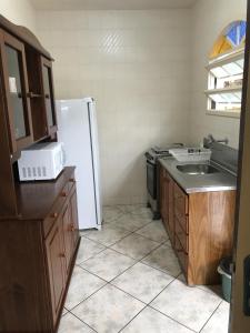 佛羅安那波里的住宿－Residencial Sombreiro，厨房配有白色冰箱和水槽