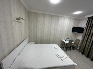 Rúm í herbergi á Hotel Elit