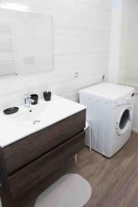 een badkamer met een wastafel en een wasmachine bij Blessed Vatican Home in Rome