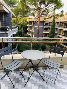 een witte tafel en 2 stoelen op een balkon bij Blessed Vatican Home in Rome