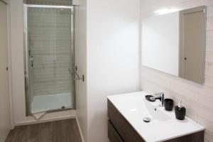 La salle de bains est pourvue d'un lavabo et d'une douche avec un miroir. dans l'établissement Blessed Vatican Home, à Rome