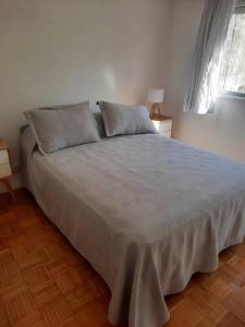 1 cama grande en un dormitorio con ventana en Hermoso departamento en Palermo muy luminoso en Buenos Aires