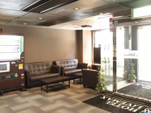 HOTEL LiVEMAX BUDGET Chofu-Ekimae的休息区