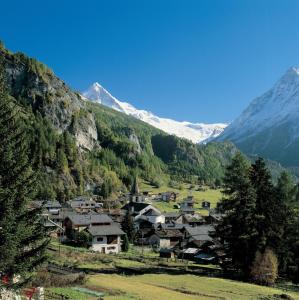 ein Dorf in einem Tal mit Bergen im Hintergrund in der Unterkunft La Cure de Vernamiège in Vernamiège