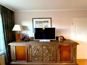 a television on top of a wooden cabinet in a room at Monteurwohnung in Emstek