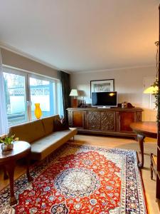 sala de estar con sofá y TV en Monteurwohnung en Emstek