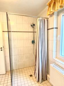 uma casa de banho com uma cortina de chuveiro em Monteurwohnung em Emstek