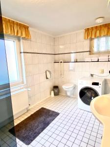 łazienka z pralką i toaletą w obiekcie Monteurwohnung w mieście Emstek