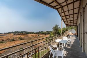 Balkón nebo terasa v ubytování SaffronStays HeavOne Penta, Lonavala