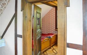 ein kleines Zimmer mit einem Bett und einem Spiegel in der Unterkunft Awesome Home In Knoeringue With Sauna in Knoeringue
