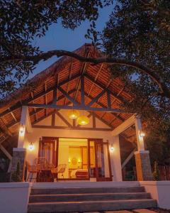 Casa pequeña con techo de paja en White Hut Villas by Asog resort, en Naga