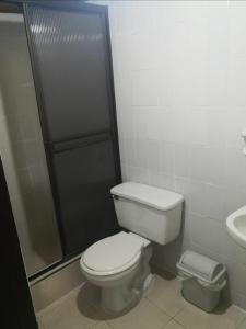 uma casa de banho com um WC e um chuveiro em Hotel Don Blas em Popayan