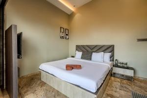Postel nebo postele na pokoji v ubytování SaffronStays HeavOne Penta, Lonavala