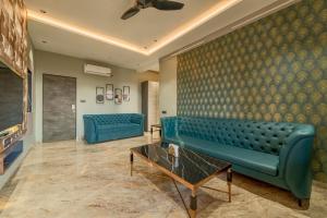 Posezení v ubytování SaffronStays HeavOne Penta, Lonavala