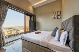 Postel nebo postele na pokoji v ubytování SaffronStays HeavOne Penta, Lonavala