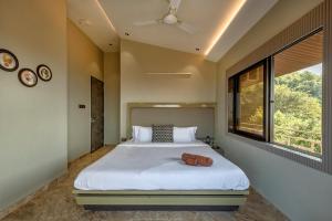 Postel nebo postele na pokoji v ubytování SaffronStays HeavOne Penta, Lonavala