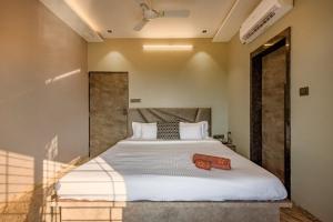 Postel nebo postele na pokoji v ubytování SaffronStays HeavOne Penta, Lonavala
