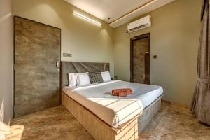 Postel nebo postele na pokoji v ubytování SaffronStays HeavOne Penta, Lonavala