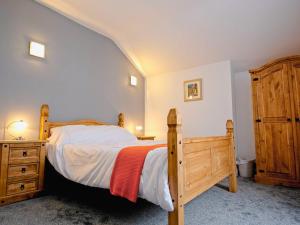 una camera con letto in legno e cassettiera in legno di Cielo Alto a Scarborough