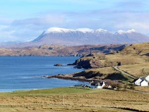 a large body of water with a mountain in the background at Eagle Cottage in Culkein