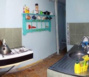 a toy kitchen with a sink and a stove at Casa de Fito in Cosquín