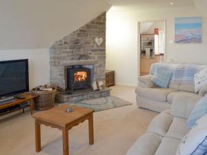 ein Wohnzimmer mit einem Kamin und einem Sofa in der Unterkunft Bay View in Reighton