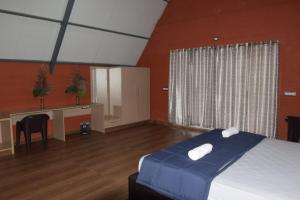 1 dormitorio con 1 cama y escritorio en una habitación en Golden Triangle, en Hampāpura