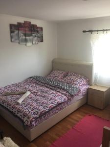 Rúm í herbergi á Grbic apartmani