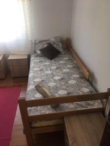 Rúm í herbergi á Grbic apartmani