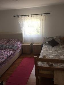 Rúm í herbergi á Grbic apartmani