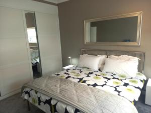 1 dormitorio con 1 cama con edredón de flores en Heart of the city. Perfect for attractions & West End en Londres