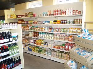 a supermarket aisle filled with lots of different types of drinks at Comfort Rooms & Appartments by EuroParcs Poort van Amsterdam in Uitdam