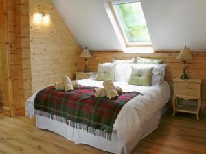 a bedroom with a large bed in a attic at Gairlochy Bay in Gairlochy