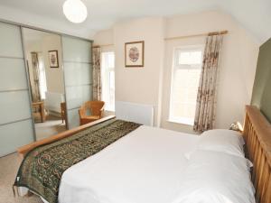 Postel nebo postele na pokoji v ubytování Seaside Cottage - E5453