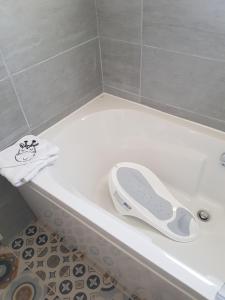 Kúpeľňa v ubytovaní Gîte Lou, Gîte famille et bien être avec jacuzzi
