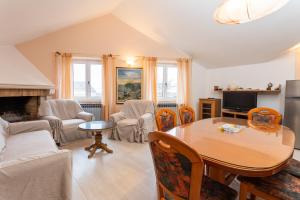 a living room with a table and chairs and a tv at Apartments & Rooms Konoba Tomić in Gornji Humac