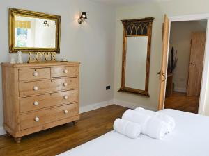 a bedroom with a dresser and a mirror at The Gallery in Mevagissey