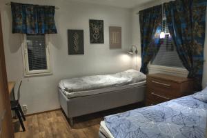 Un dormitorio con dos camas individuales y una ventana. en Villa Mustikkakumpu, en Sonka