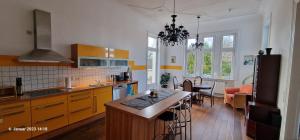 eine Küche mit einer Insel in der Mitte eines Raumes in der Unterkunft Ferienwohnung in Villa in Stralsund
