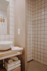 y baño con lavabo y ducha. en Casa Los Yayos by Nomad Stays en Altea