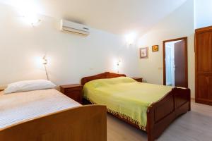 Postel nebo postele na pokoji v ubytování Apartments & Rooms Konoba Tomić
