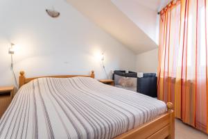 Postel nebo postele na pokoji v ubytování Apartments & Rooms Konoba Tomić
